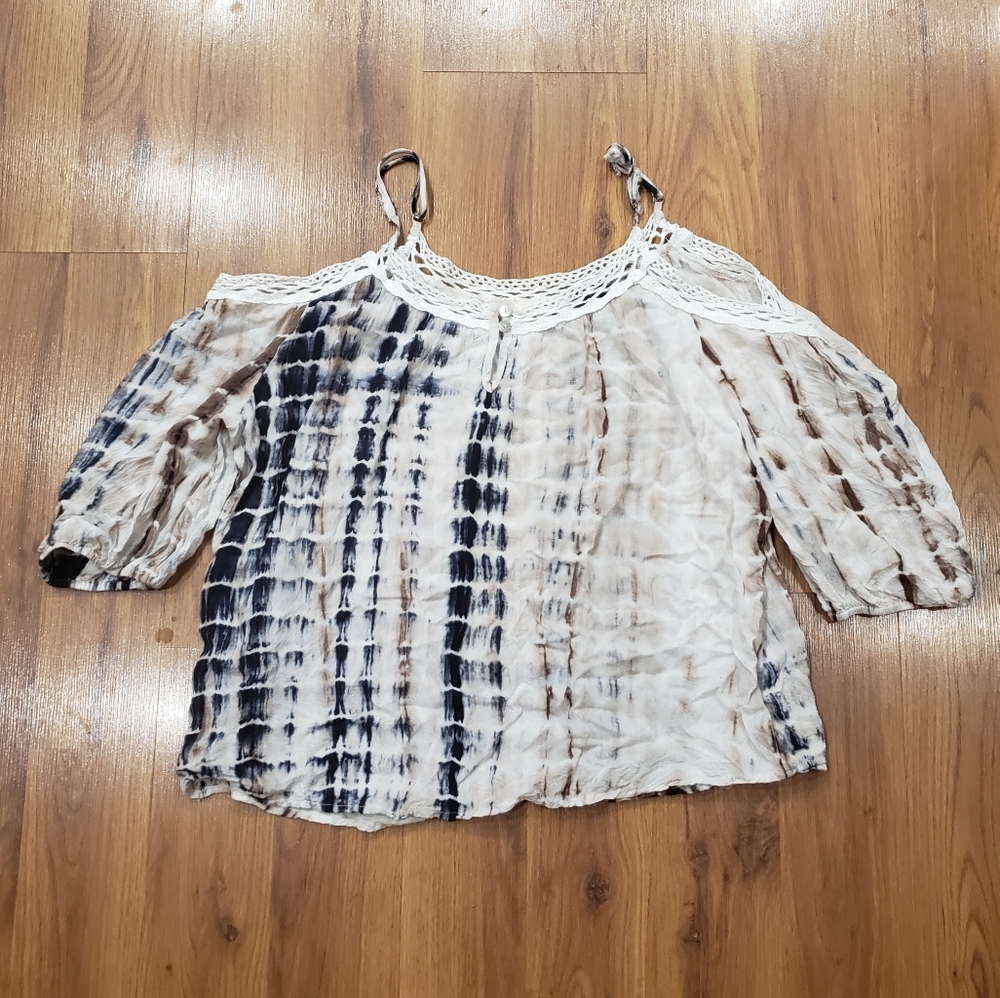 Entro open-shoulder shirt!
